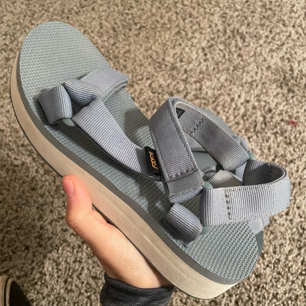 Women’s mid form teva size 7